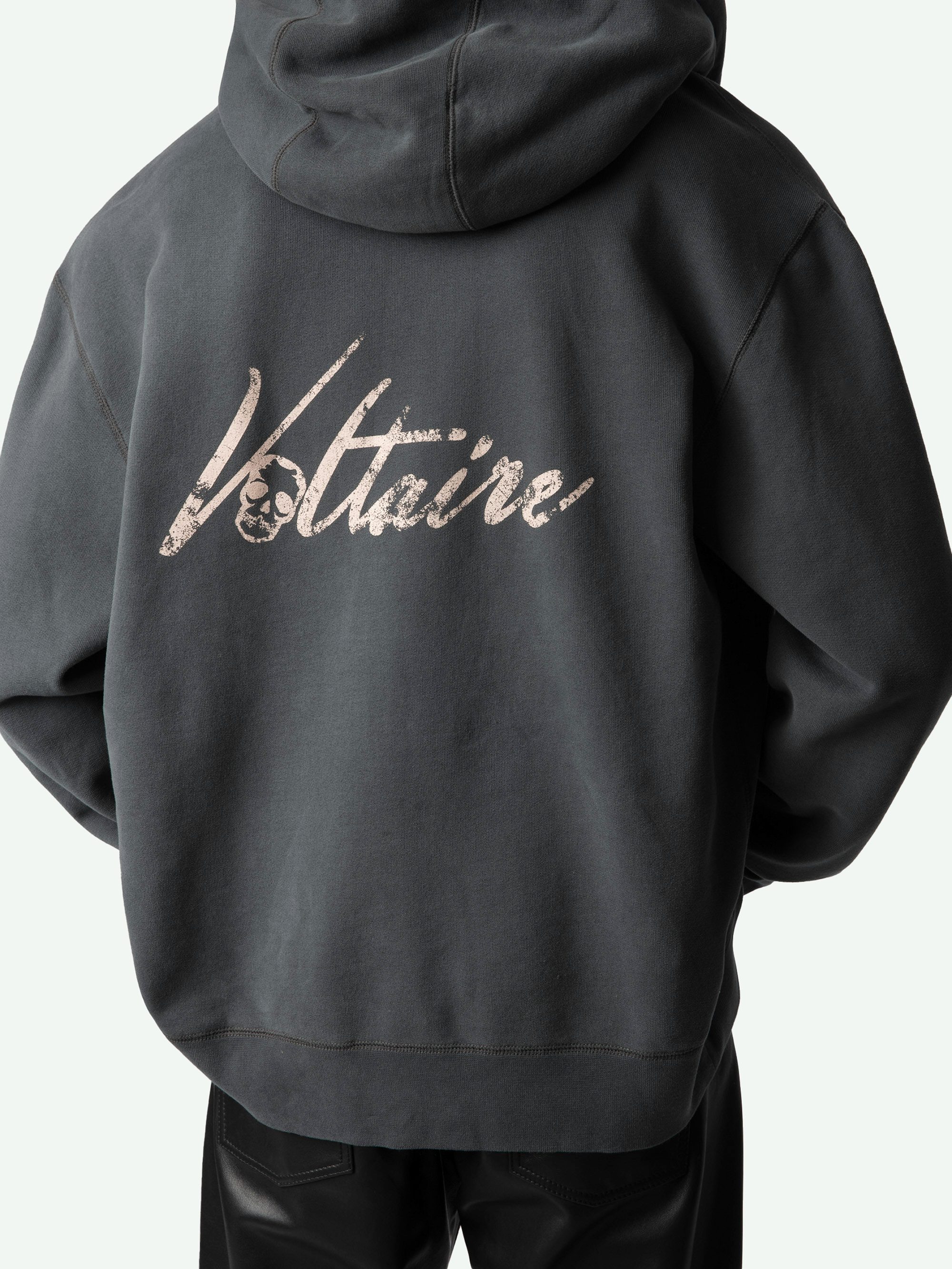 Sweatshirt Sacha - Grau meliertes Sweatshirt mit Reißverschluss, Kapuze, langen Ärmeln und "Voltaire"-Druck auf dem Rücken.